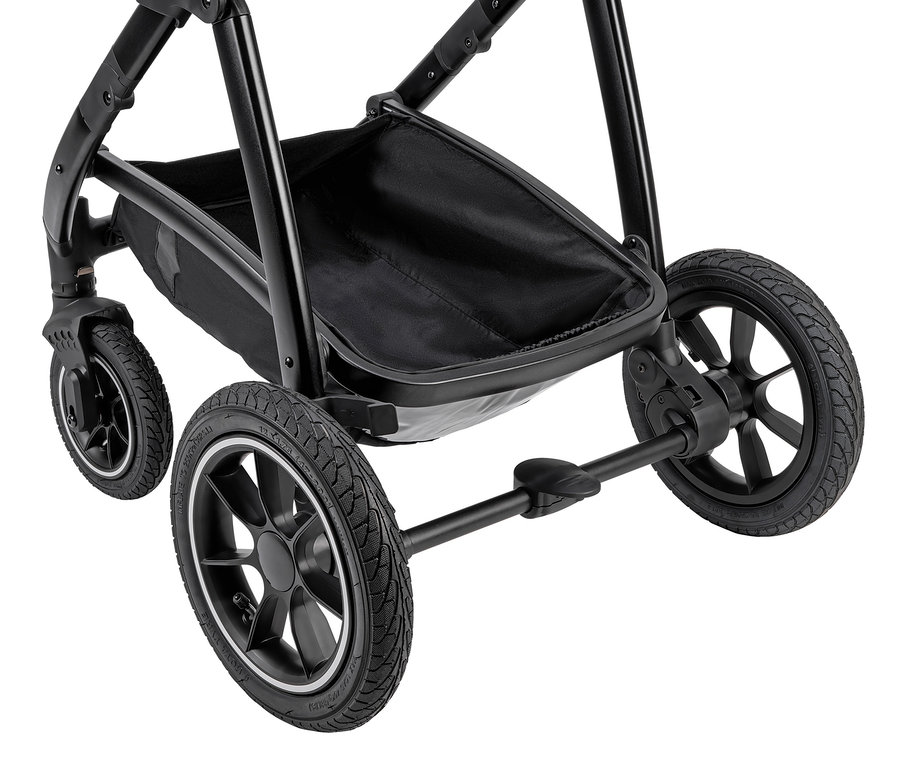 Detailansicht des unteren Teils des schwarzen Osann Kombi-Kinderwagens »Olé Re.Label« mit Korb und Rädern.