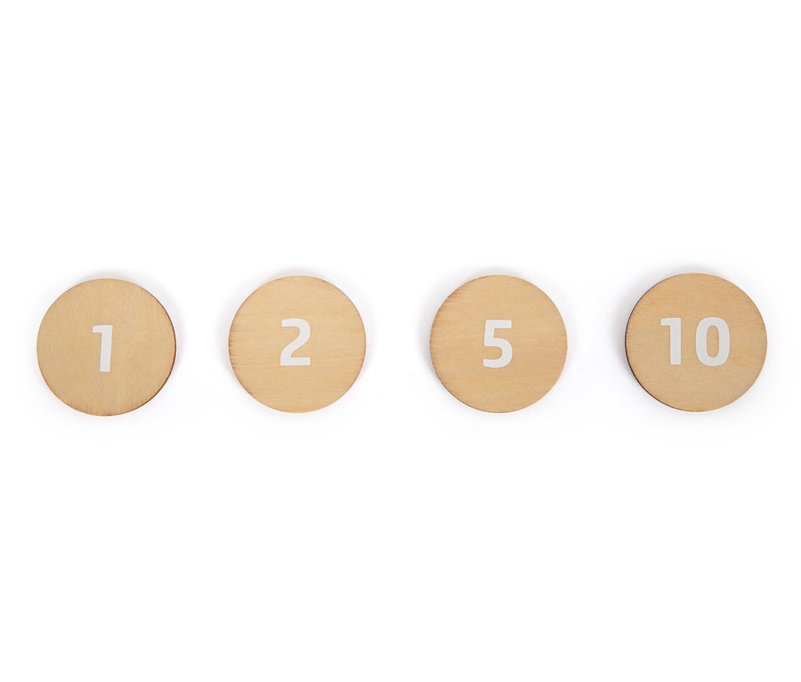 Vier hölzerne Spielsteine mit den Zahlen 1, 2, 5 und 10.