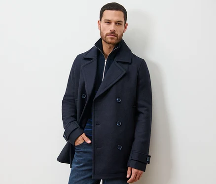 Mann posiert in Caban-Jacke.