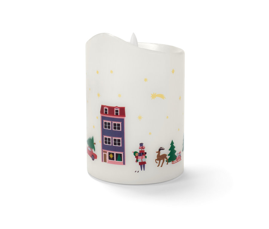 Eine weiße LED-Echtwachskerze mit Weihnachtsmotiven.