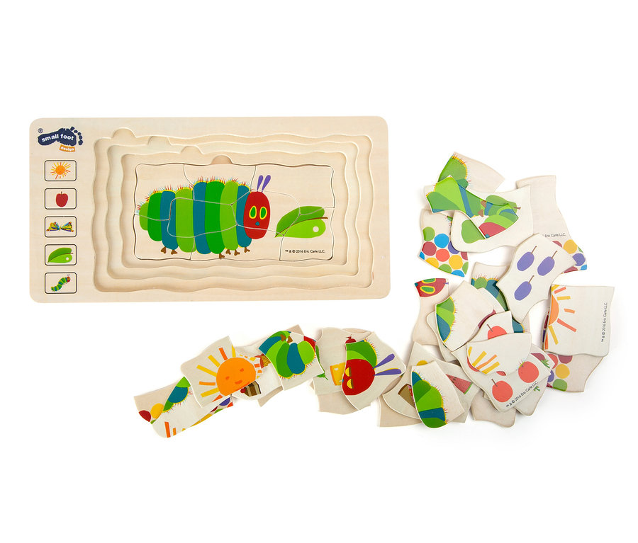 Ein hölzernes small foot Spiel-Set »Raupe Nimmersatt« Puzzle mit einem Raupenmotiv und Lebensmittelbildern.