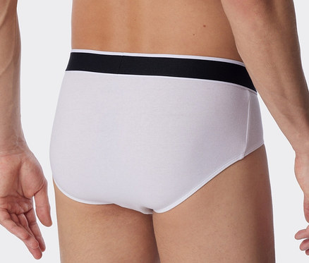 Mann von hinten trägt weiße 3 SCHIESSER Rio-Slips mit Bio-Baumwolle.
