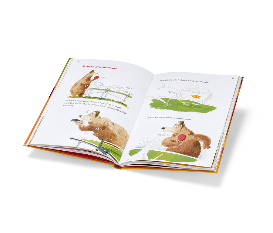 Aufgeschlagenes Buch zeigt Illustrationen von einem Bären beim Tischtennisspielen.