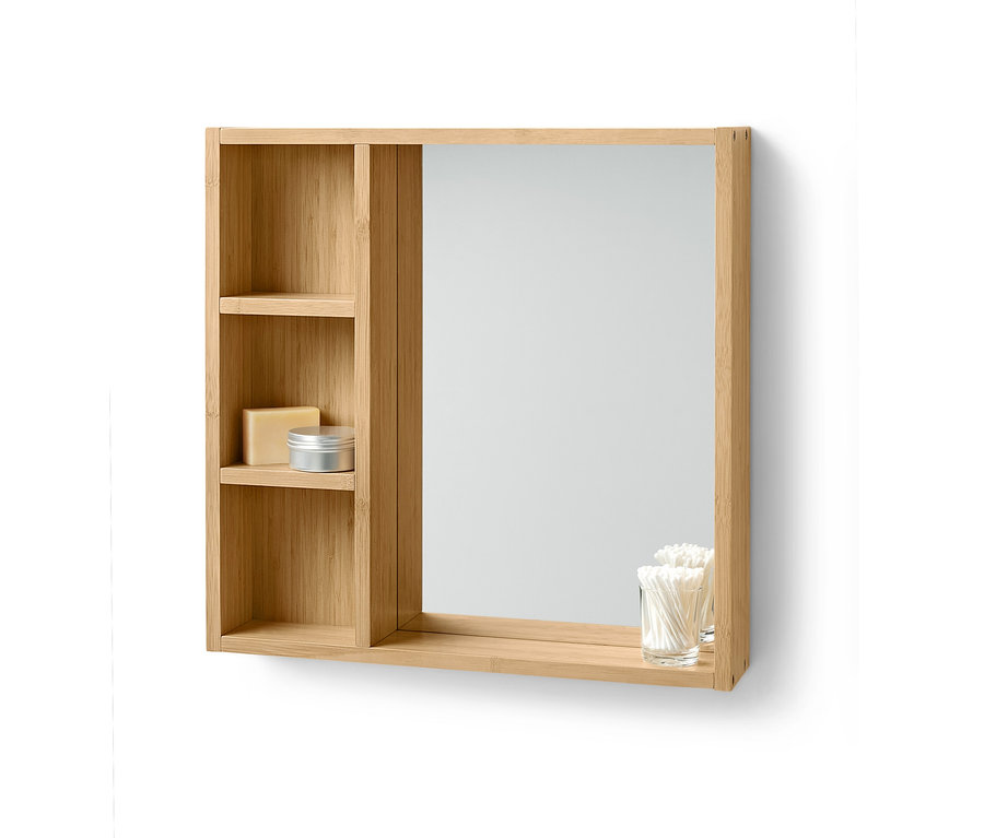 Ein Spiegel mit Ablageflächen aus Naturholz. Auf den Ablageflächen befinden sich Seife und eine Dose. Auf der unteren Ablagefläche befinden sich Wattestäbchen in einem transparenten Glas.
