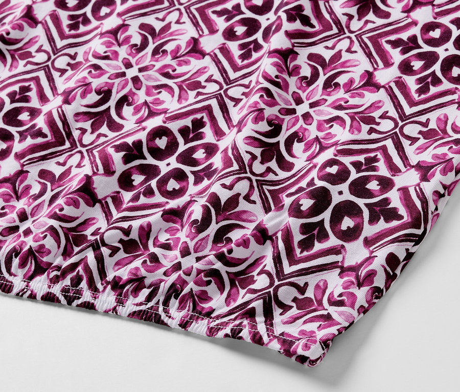 Detailansicht eines bedruckten Blusenshirts in Berry.