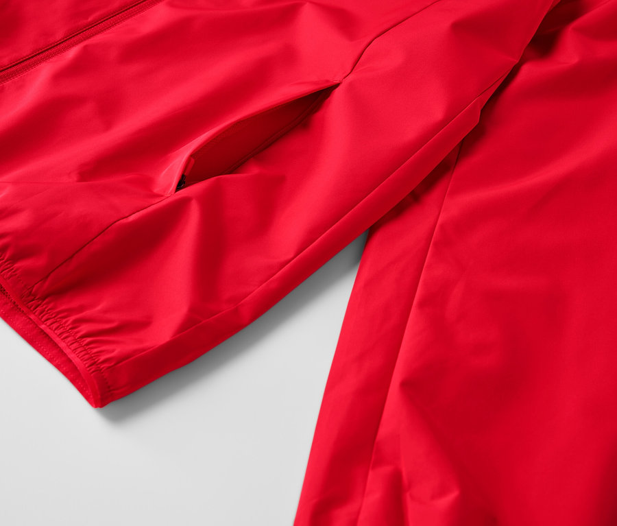 Detailansicht einer roten Windprotection-Funktionsjacke.