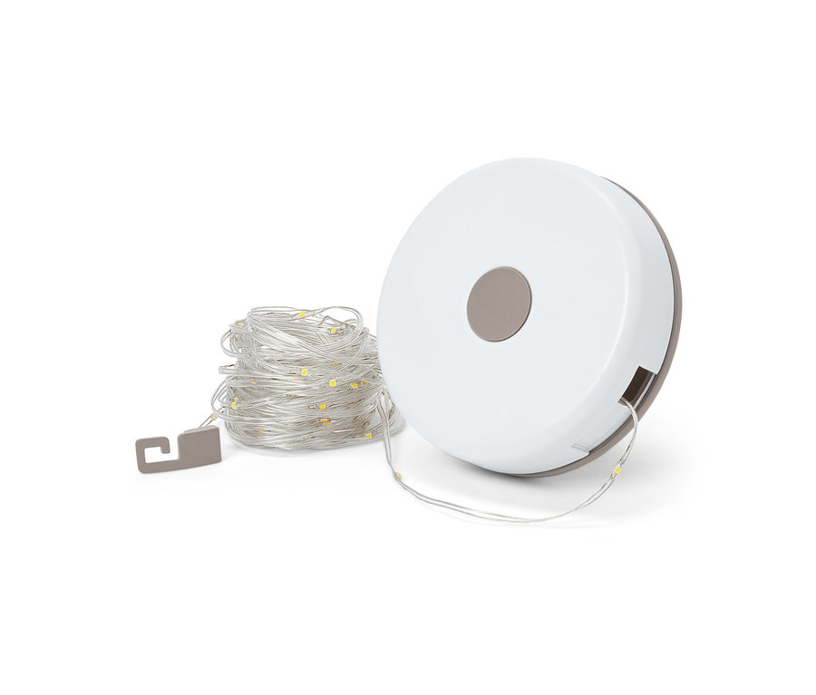 Eine zusammengerollte 2-in-1-Camping-Lichterkette mit Aufroller.