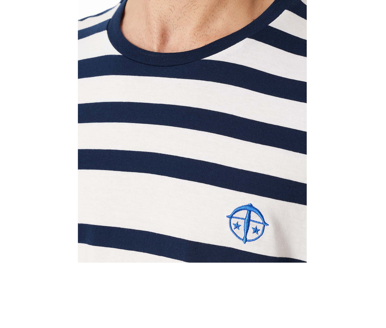 Mann trägt ein SCHIESSER Pyjama-Set mit marineblauen und weißen Streifen und einem blauen Logo auf der Brust.