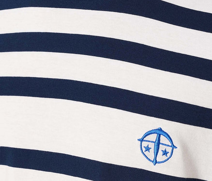 Ausschnitt eines Mannes in einem gestreiften T-Shirt mit blauem Logo.