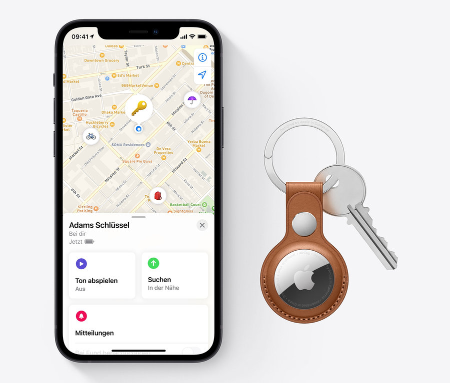Auf einem Mobiltelefon wird eine Karte mit einem gefundenen Apple AirTag angezeigt, der an einem Schlüsselanhänger mit Schlüsseln befestigt ist.