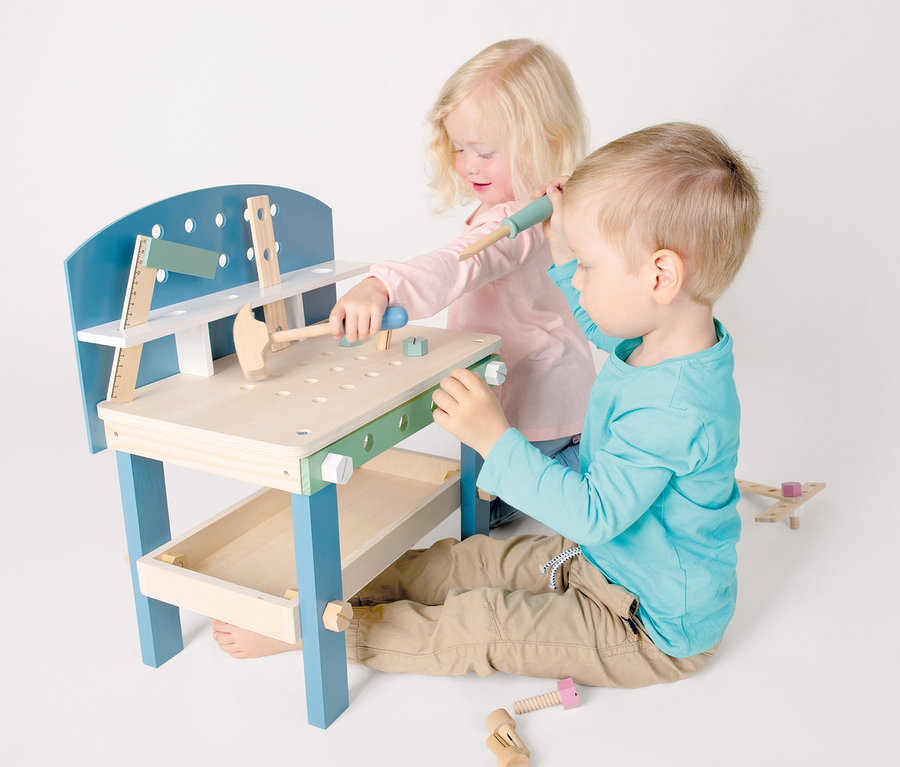 Kinder spielen mit einer kompakten Holzwerkbank »Nordic« von small foot.