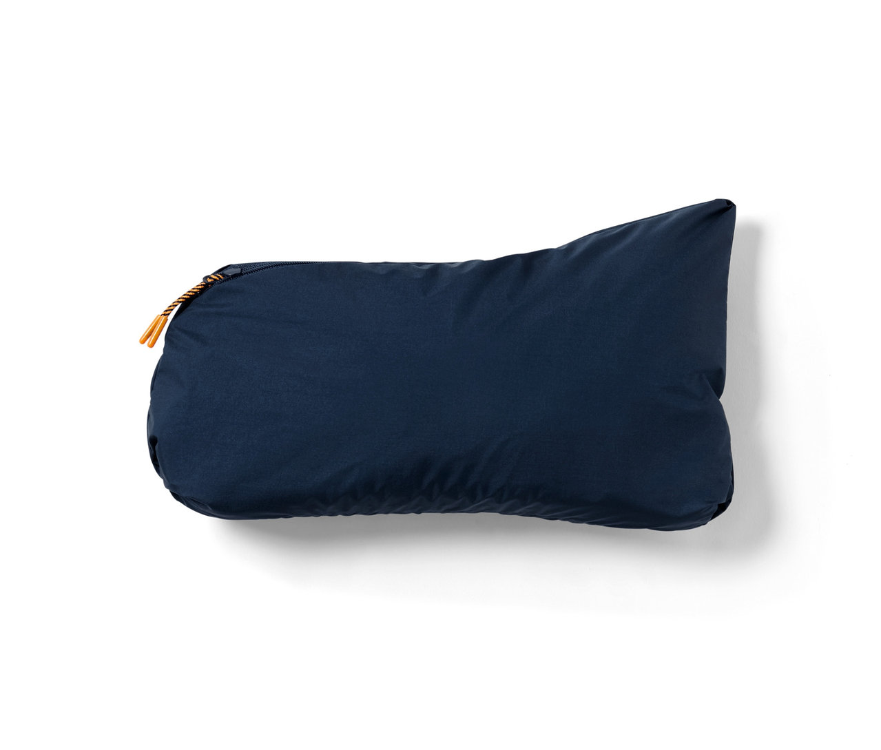 Eine verpackte, dunkelblaue Regenjacke.