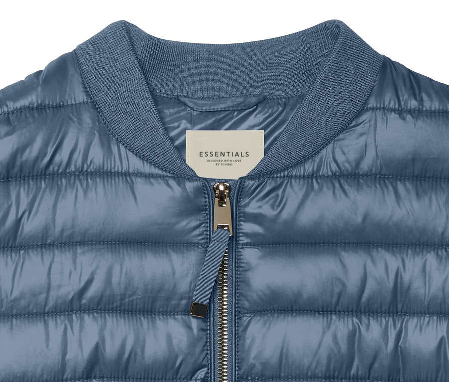 Detailansicht einer blauen Steppjacke.