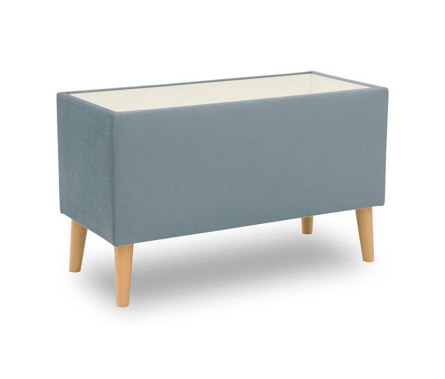 Ein hellblauer DOMO Hocker mit Stauraum vor einem weißen Hintergrund.