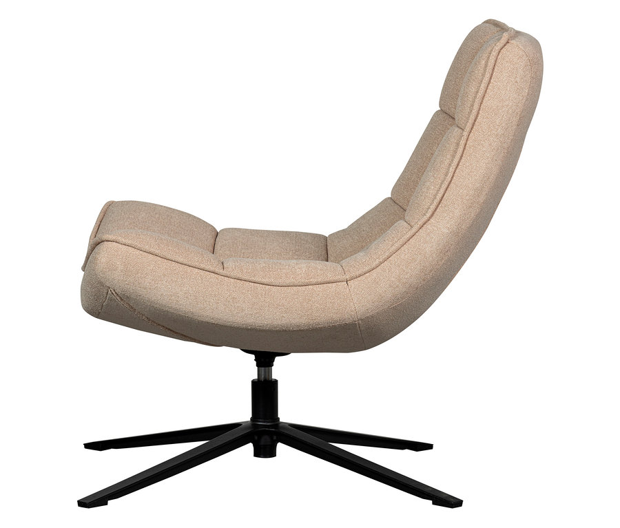 Ein naturfarbener Woood Drehsessel »Maudi« in der Seitenansicht vor einem weißen Hintergrund.