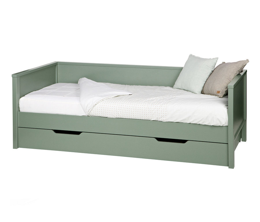 Grünes Woood Bettkasten »Nikki« mit weißen Kissen.