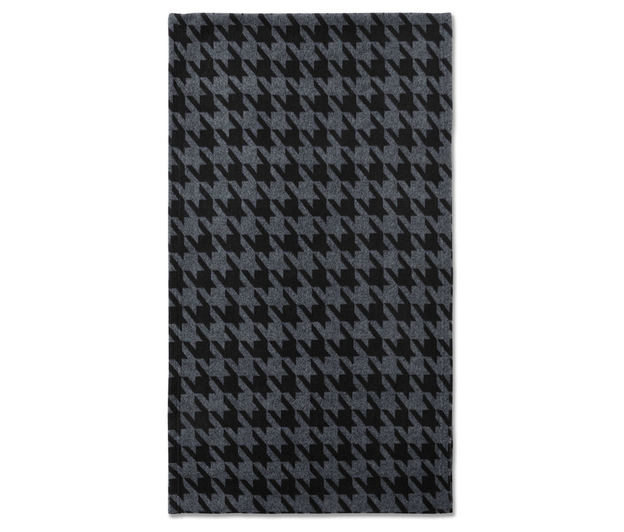 Grauer und schwarzer Wollschal mit Hahnentrittmuster.