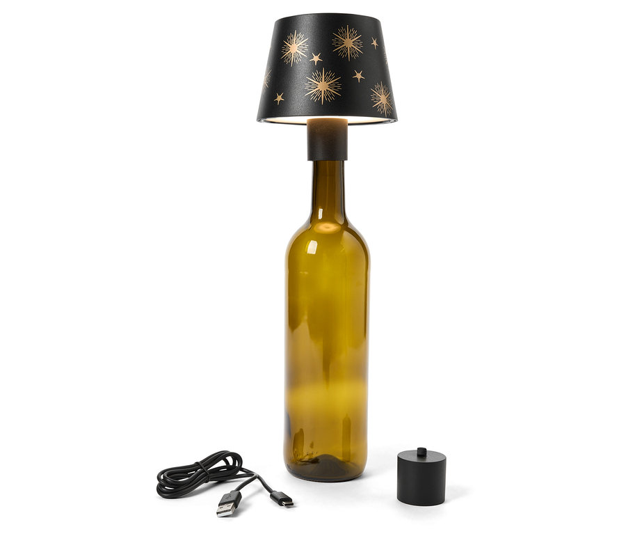 Tischlampe aus olivgrüner Glasflasche mit schwarzem Lampenschirm, der mit goldenen Sternen verziert ist. Ein USB-Kabel und ein schwarzer Schalter liegen neben der Lampe.