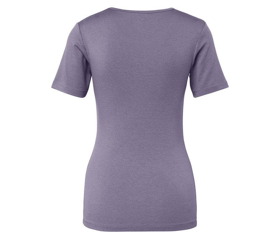 Detailansicht der Rückseite eines lilafarbenen T-Shirts mit kurzen Ärmeln.