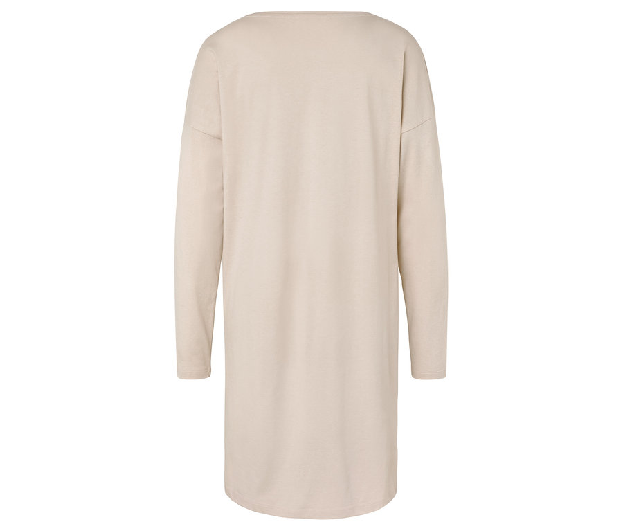 Beiges, langärmeliges Kleid.