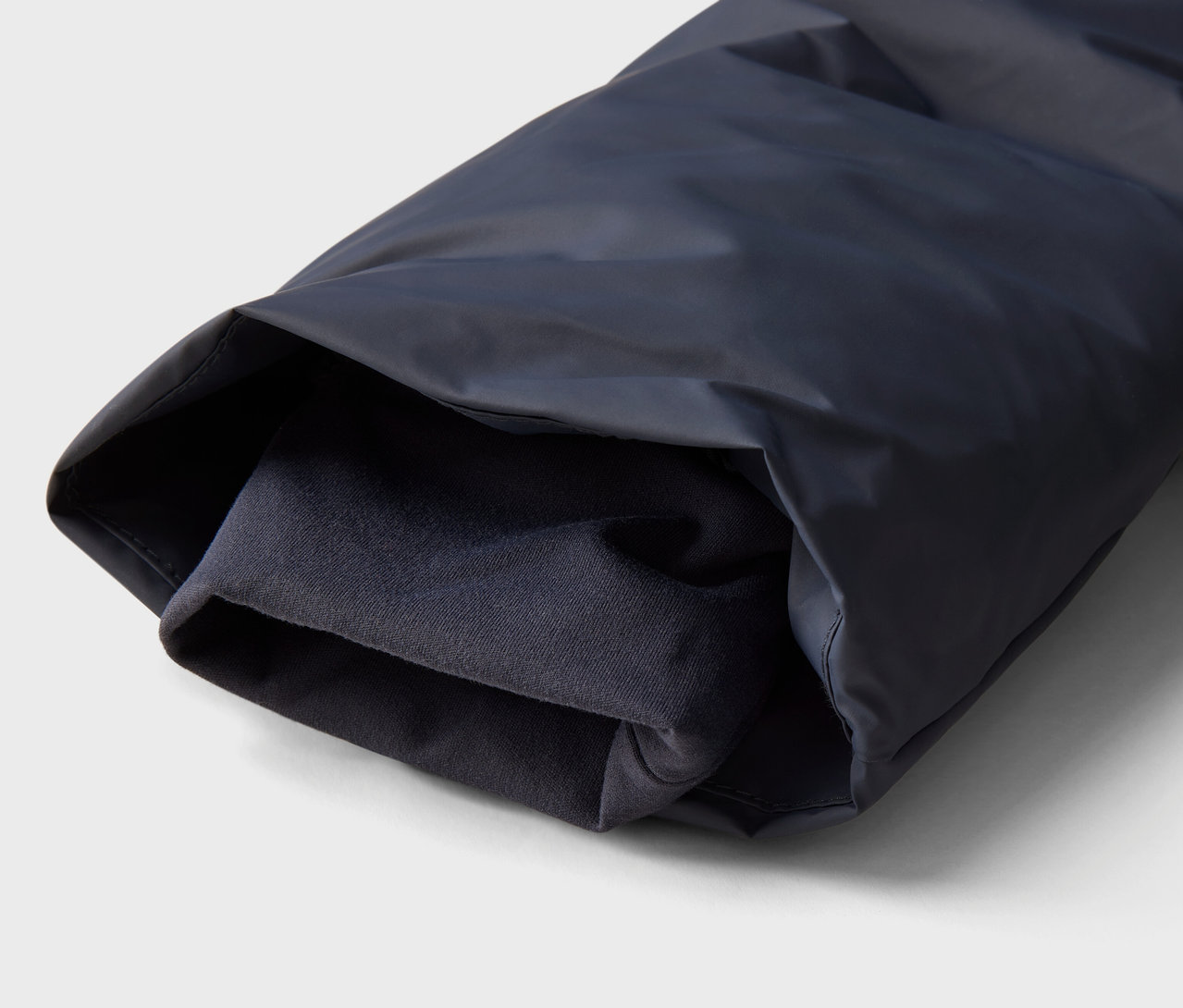 Detail eines blauen Jackenärmels mit Innenmanschette.