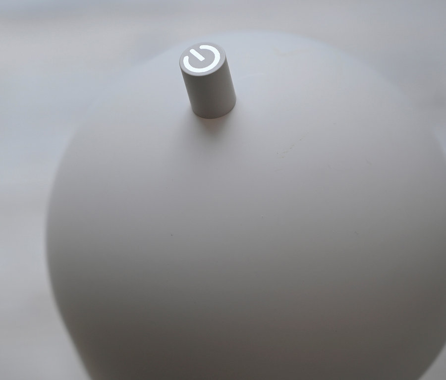 Detailaufnahme eines kugelförmigen Luftbefeuchters mit Netzschalter oben.