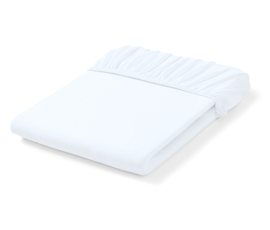 Gefaltetes weißes Spannbettlaken mit elastischen Ecken.