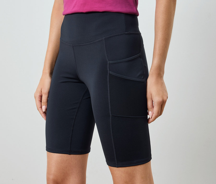Frau trägt eine schwarze Sportshorts mit Taschen.