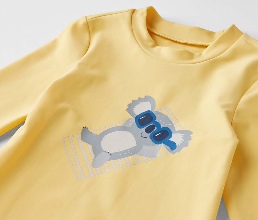 Gelbes Kinder-Shirt mit UV-Schutzfaktor 80 und Koala-Motiv.