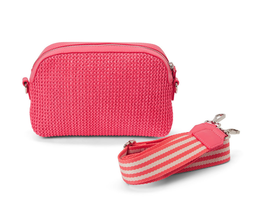 Eine pinke Umhängetasche mit einem pink-weiß gestreiften Gurt.