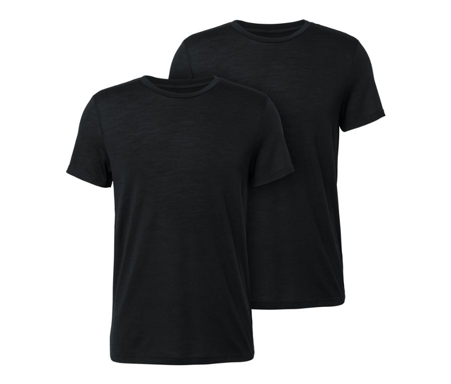 Zwei schwarze T-Shirts mit Merinowolle liegen übereinander.