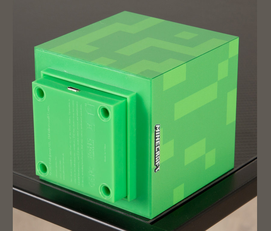 Grüne Minecraft LED Dekoleuchte, Creeper, auf einem schwarzen Tisch.