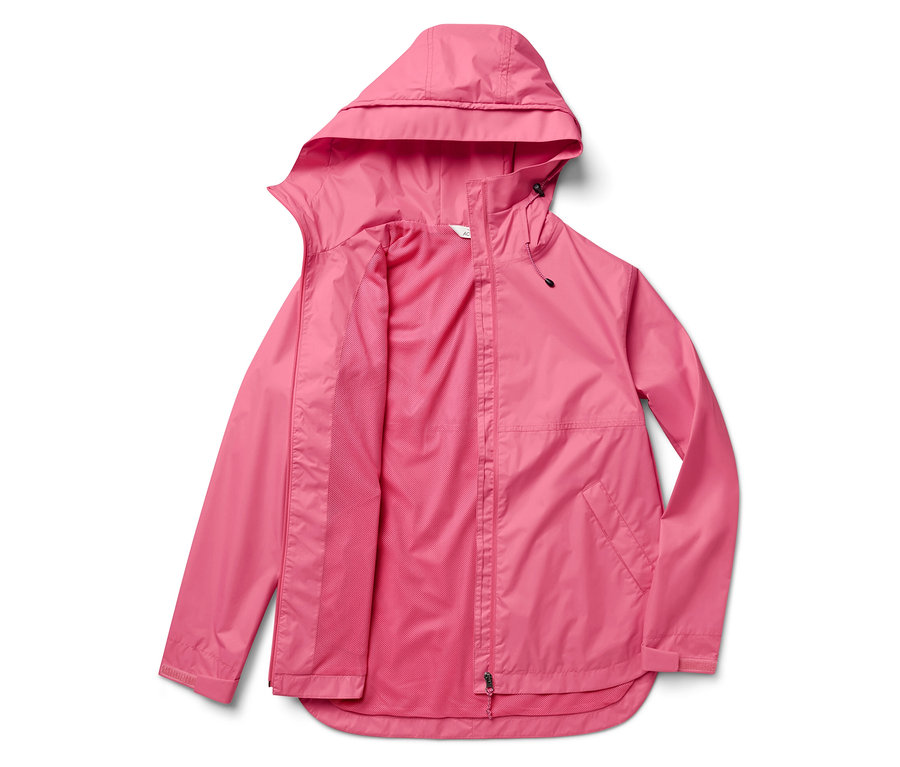 Eine pinke Regenjacke mit Kapuze liegt offen auf einem weißen Hintergrund.