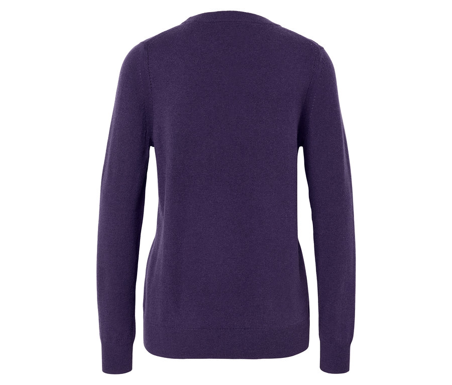 Lila Pullover mit langen Ärmeln.