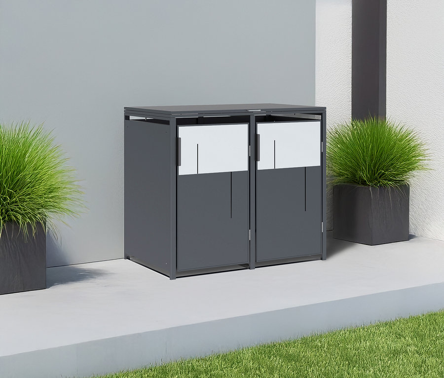 Ein grauer Schrank mit einem weißen Streifen auf den Türen steht draußen neben zwei Blumentöpfen mit Gras.