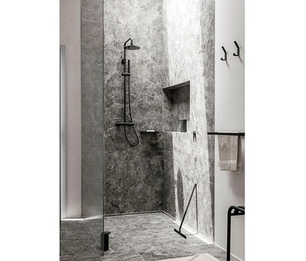 Duschkabine mit schwarzem Duschsystem und schwarzem ZONE DENMARK Wandregal »Rim«.