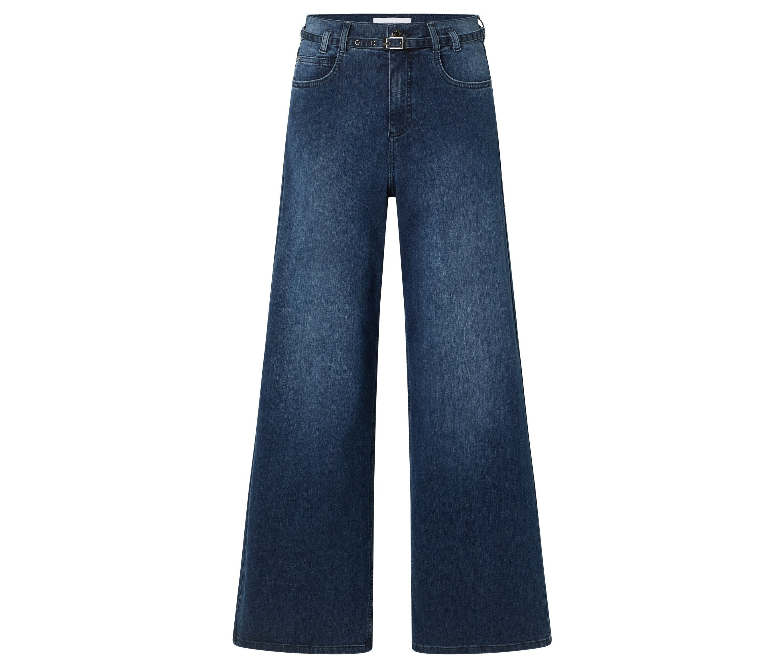 Detail einer weiten blauen Jeans mit Gürtel.