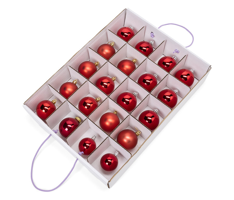 Eine Schachtel mit zwanzig roten Weihnachtskugeln, einige glänzend und einige matt.