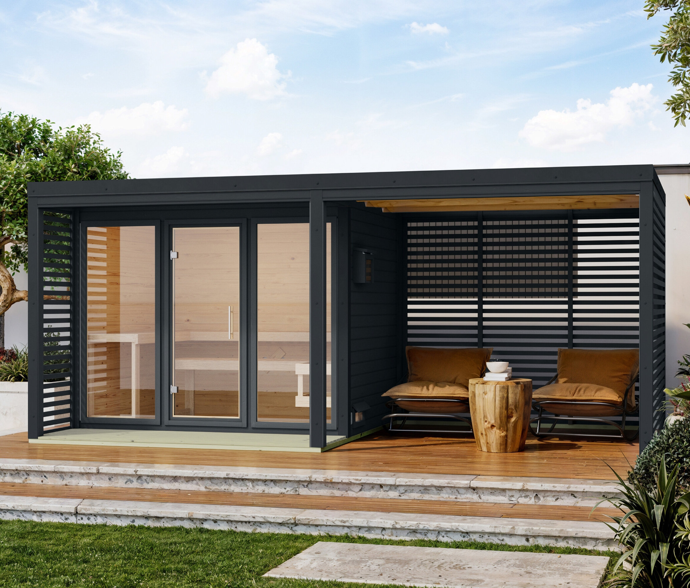 Schwarze Pergola mit Sauna und Sitzbereich mit zwei Sesseln auf einer Holzterrasse.