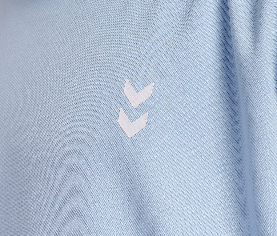 Detailaufnahme eines hellblauen HUMMEL HMLJR Pulse Trainings-T-Shirts mit weißem Logo.