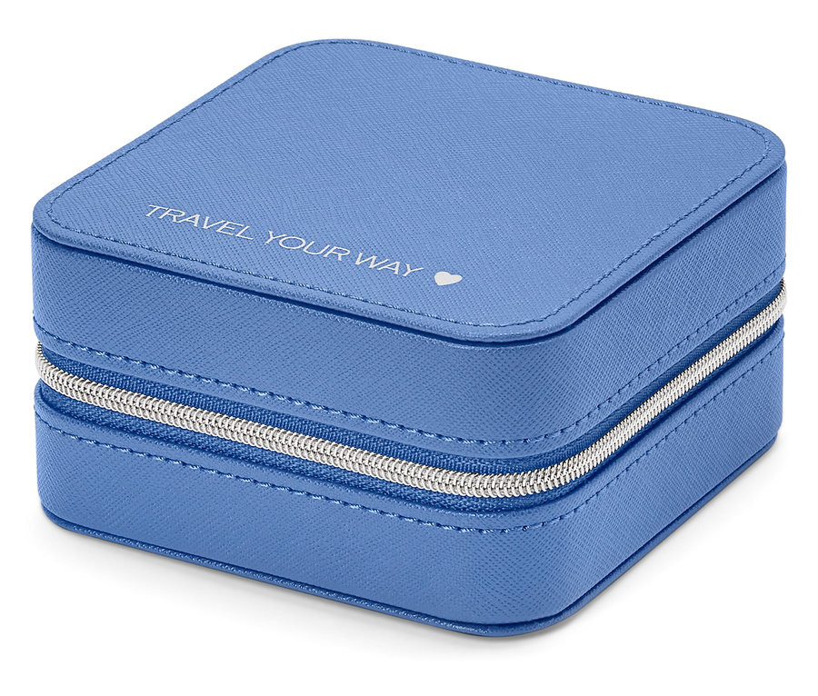 Nahaufnahme einer hellblauen, quadratischen Schmuckschatulle mit silbernem Reißverschluss und der Aufschrift "TRAVEL YOUR WAY".