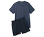 Ein blaues Kurzarm-T-Shirt liegt auf schwarzen Shorts.