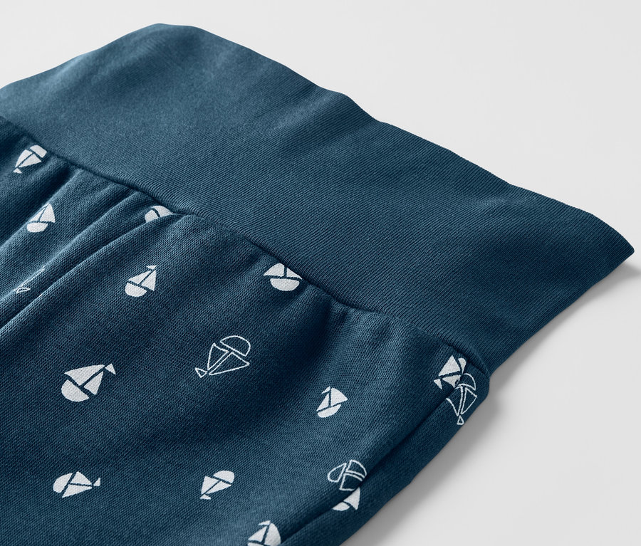 Detail einer Baby-Sweathose mit Boot-Print, 2 Stück