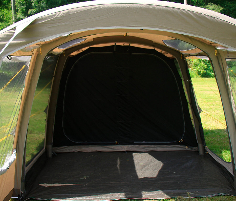 Blick ins Innere eines Zeltes mit schwarzem Boden und transparenten Fenstern. Im Bild ist ein Tambu 4-Personen-Familien-Luftzelt BISALA 4 zu sehen.