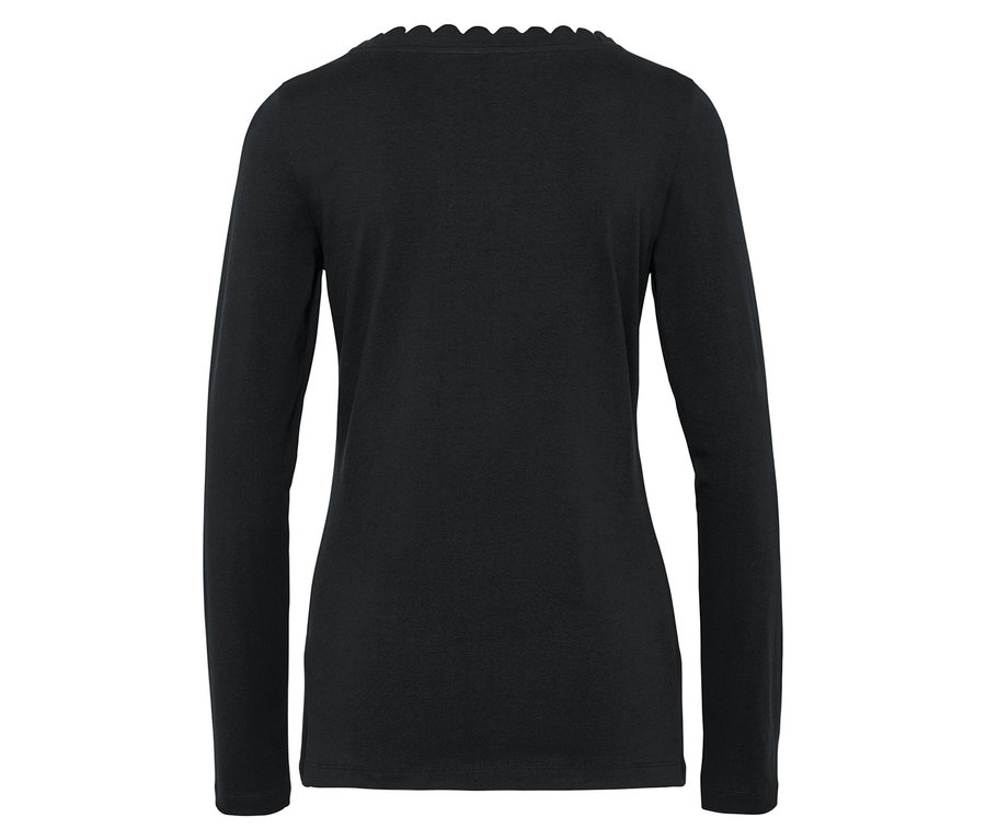 Schwarzes Langarmshirt mit gewelltem Ausschnitt.