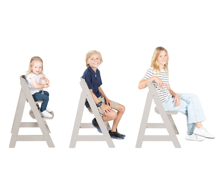 Kind sitzt auf roba Babyhochstuhl »Sit Up Flex«, daneben sitzen ein Junge und ein Mädchen auf ähnlichen Stühlen.