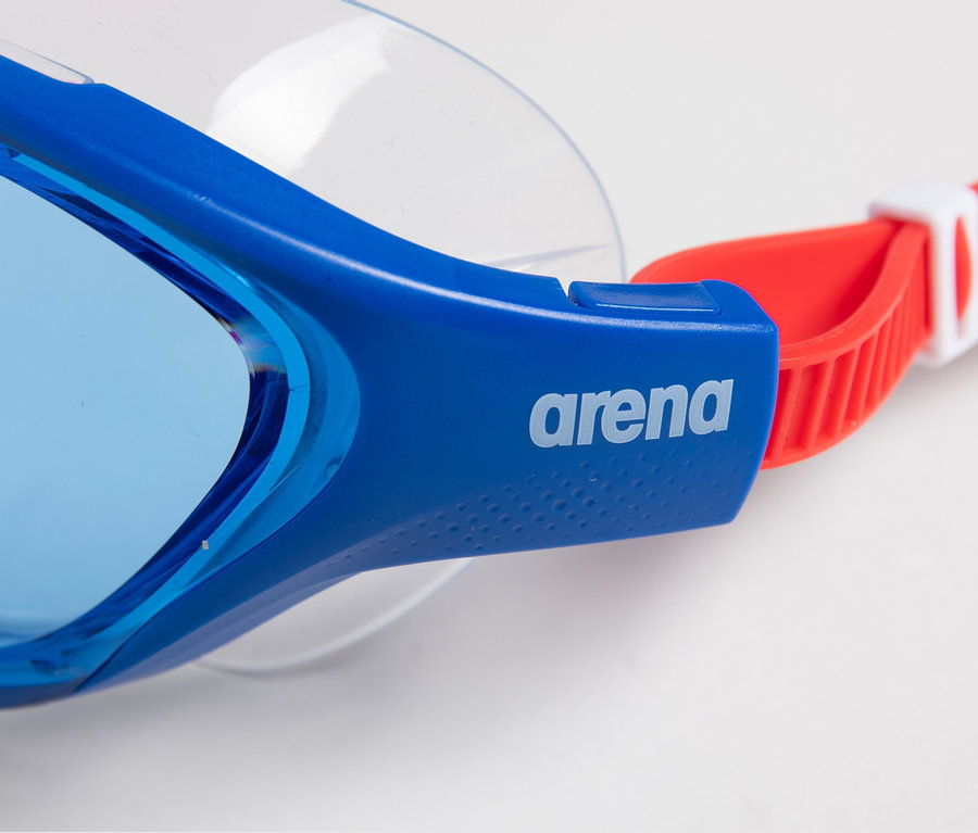 Nahaufnahme einer blauen arena Junior Kinder-Schwimmbrille The One Mask mit rotem Band auf weißem Hintergrund.
