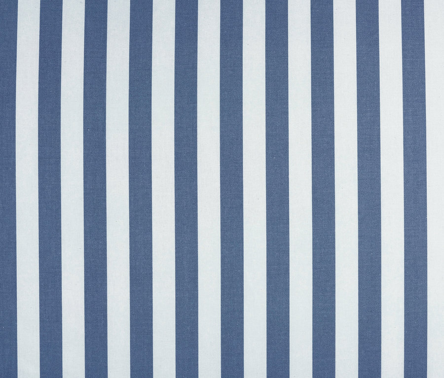 Detailaufnahme eines blau-weiß gestreiften Stoffmusters.