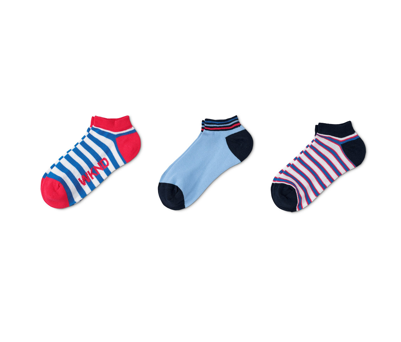 Drei Paar geringelte Kinder-Sneakersocken.