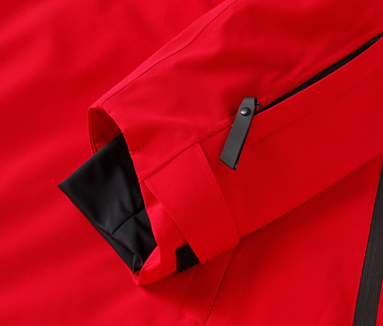 Detailaufnahme einer roten Jacke mit schwarzen Akzenten.